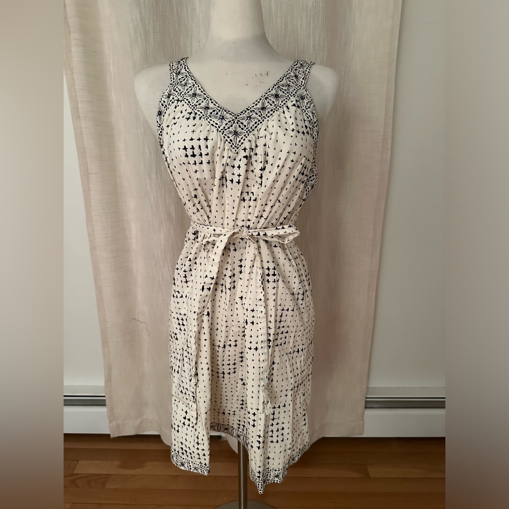 Loft Black and White V-Neck Dress 👗🤍🌟